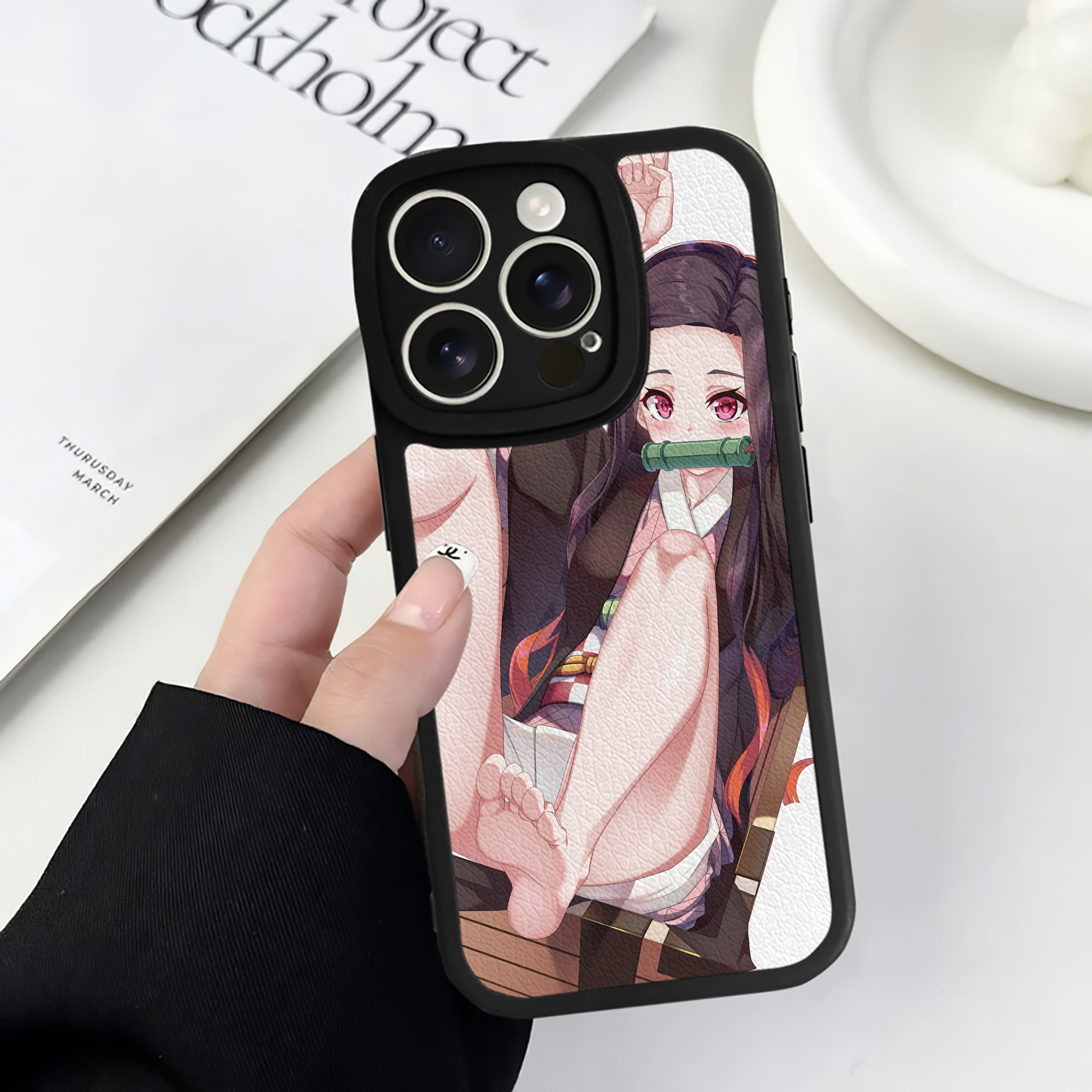 （画像用） 鬼滅の刃（きめつのやいば）竈門 禰󠄀豆子／かまど ねずこ Kamado Nezuko 【iPhone 16シリーズ対応】シリコンスマホケース（レザー調） 材質：シリコン